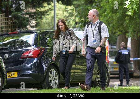 Millthorpe Close, Ward End, Birmingham, Inghilterra, 7 luglio 2022. La polizia delle West Midlands ha cordonato gli appartamenti a Millthorpe Close, Birmingham, dopo che si è verificato un incidente. I detective sono stati visti fare domande porta a porta, mentre una ford EcoSport blu era parcheggiata sotto una tenda forense della polizia. Fig. Per credito: Interrompi stampa Media/Alamy Live News Foto Stock