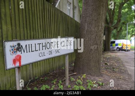 Millthorpe Close, Ward End, Birmingham, Inghilterra, 7 luglio 2022. La polizia delle West Midlands ha cordonato gli appartamenti a Millthorpe Close, Birmingham, dopo che si è verificato un incidente. I detective sono stati visti fare domande porta a porta, mentre una ford EcoSport blu era parcheggiata sotto una tenda forense della polizia. Fig. Per credito: Interrompi stampa Media/Alamy Live News Foto Stock