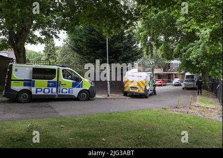 Millthorpe Close, Ward End, Birmingham, Inghilterra, 7 luglio 2022. La polizia delle West Midlands ha cordonato gli appartamenti a Millthorpe Close, Birmingham, dopo che si è verificato un incidente. I detective sono stati visti fare domande porta a porta, mentre una ford EcoSport blu era parcheggiata sotto una tenda forense della polizia. Fig. Per credito: Interrompi stampa Media/Alamy Live News Foto Stock