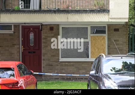 Millthorpe Close, Ward End, Birmingham, Inghilterra, 7 luglio 2022. La polizia delle West Midlands ha cordonato gli appartamenti a Millthorpe Close, Birmingham, dopo che si è verificato un incidente. I detective sono stati visti fare domande porta a porta, mentre una ford EcoSport blu era parcheggiata sotto una tenda forense della polizia. Fig. Per credito: Interrompi stampa Media/Alamy Live News Foto Stock