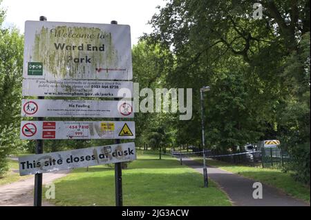 Millthorpe Close, Ward End, Birmingham, Inghilterra, 7 luglio 2022. La polizia delle West Midlands ha cordonato gli appartamenti a Millthorpe Close, Birmingham, dopo che si è verificato un incidente. I detective sono stati visti fare domande porta a porta, mentre una ford EcoSport blu era parcheggiata sotto una tenda forense della polizia. Fig. Per credito: Interrompi stampa Media/Alamy Live News Foto Stock