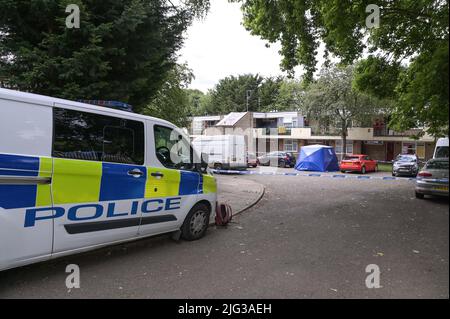 Millthorpe Close, Ward End, Birmingham, Inghilterra, 7 luglio 2022. La polizia delle West Midlands ha cordonato gli appartamenti a Millthorpe Close, Birmingham, dopo che si è verificato un incidente. I detective sono stati visti fare domande porta a porta, mentre una ford EcoSport blu era parcheggiata sotto una tenda forense della polizia. Fig. Per credito: Interrompi stampa Media/Alamy Live News Foto Stock