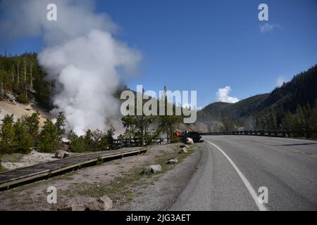 Parco Nazionale di Yellowstone, USA. 5/21-24/2022. La sorgente di beryl è una sorgente termale calda a bordo strada nel bacino del geyser di Gibbon. Facilmente raggiungibile a piedi. Surriscaldato Foto Stock