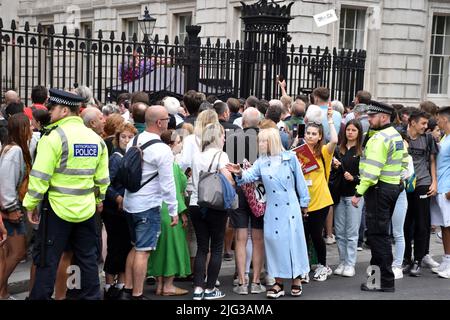 Londra, Regno Unito. 7th luglio 2022. La folla si raduna fuori Downing Street mentre PM Boris Johnson si dimette. Credit: JOHNNY ARMSTEAD/Alamy Live News Foto Stock