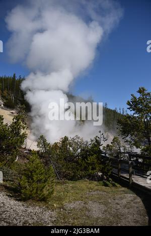 Parco Nazionale di Yellowstone, USA. 5/21-24/2022. La sorgente di beryl è una sorgente termale calda a bordo strada nel bacino del geyser di Gibbon. Facilmente raggiungibile a piedi. Surriscaldato Foto Stock