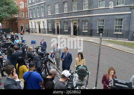 Londra, Regno Unito. 7th luglio 2022. I media attendono il primo ministro Boris Johnson discorso fuori No10 Downing Street. Credit: MARTIN DALTON/Alamy Live News Foto Stock