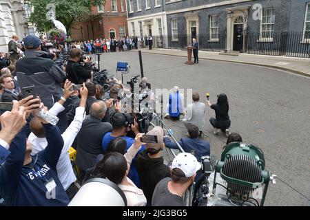 Londra, Regno Unito. 7th luglio 2022. Il primo ministro Boris Johnson fa il suo discorso di dimissioni da un leggio fuori No10 Downing Street. Credit: MARTIN DALTON/Alamy Live News Foto Stock