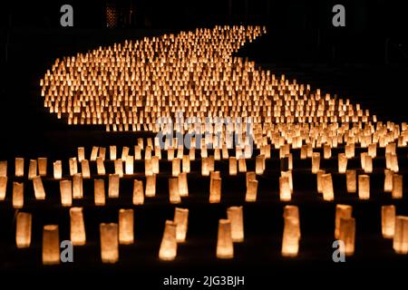 Tokyo, Giappone. 7th luglio 2022. Centinaia di lanterne di carta lavi a forma di Via Lattea illuminano la scala del Tempio Zojoji per il Festival delle Stelle Tanabata. La celebrazione annuale commemora la leggenda di due amanti separati dalla Via Lattea che si incontrano solo una volta all'anno il settimo giorno del settimo mese. (Credit Image: © Rodrigo Reyes Marin/ZUMA Press Wire) Foto Stock