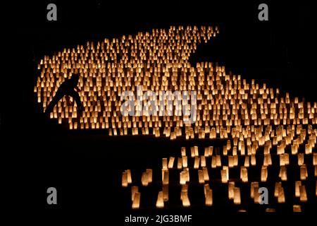 Tokyo, Giappone. 7th luglio 2022. Centinaia di lanterne di carta lavi a forma di Via Lattea illuminano la scala del Tempio Zojoji per il Festival delle Stelle Tanabata. La celebrazione annuale commemora la leggenda di due amanti separati dalla Via Lattea che si incontrano solo una volta all'anno il settimo giorno del settimo mese. (Credit Image: © Rodrigo Reyes Marin/ZUMA Press Wire) Foto Stock