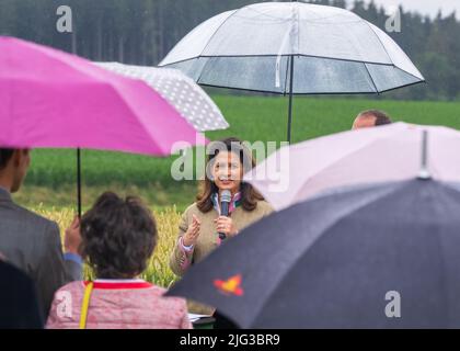 Lengdorf, Germania. 07th luglio 2022. Michaela Kaliber (CSU), Ministro dell'alimentazione, dell'agricoltura e della silvicoltura, parla ai giornalisti presenti al viaggio stampa annuale del raccolto organizzato dall'Associazione degli agricoltori bavaresi e dal Ministero dell'Agricoltura. Kaniber stava raccogliendo informazioni sulle prospettive del raccolto in Baviera. Credit: Peter Kneffel/dpa/Alamy Live News Foto Stock