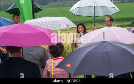 Lengdorf, Germania. 07th luglio 2022. Michaela Kaliber (CSU), Ministro dell'alimentazione, dell'agricoltura e della silvicoltura, parla ai giornalisti presenti al viaggio stampa annuale del raccolto organizzato dall'Associazione degli agricoltori bavaresi e dal Ministero dell'Agricoltura. Kaniber stava raccogliendo informazioni sulle prospettive del raccolto in Baviera. Credit: Peter Kneffel/dpa/Alamy Live News Foto Stock