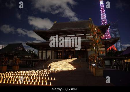 Tokyo, Giappone. 7th luglio 2022. Centinaia di lanterne di carta lavi a forma di Via Lattea illuminano la scala del Tempio Zojoji per il Festival delle Stelle Tanabata. La celebrazione annuale commemora la leggenda di due amanti separati dalla Via Lattea che si incontrano solo una volta all'anno il settimo giorno del settimo mese. (Credit Image: © Rodrigo Reyes Marin/ZUMA Press Wire) Foto Stock