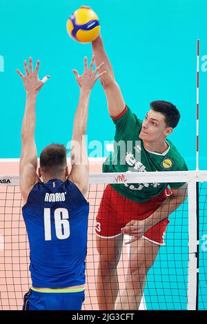 Aleksandar Nikolov (R) dalla Bulgaria in azione contro Yuri Romano (L) dall'Italia durante la partita maschile della FIVB Volleyball Nations League 2022 tra Bulgaria e Italia a Gdansk (Polonia), 05 luglio 2022. Foto Stock