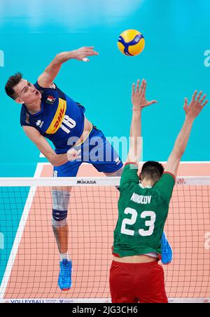 Aleksandar Nikolov (fronte) dalla Bulgaria in azione contro Yuri Romano (retro) dall'Italia durante la partita maschile FIVB Volleyball Nations League 2022 tra Bulgaria e Italia a Gdansk, Polonia, 05 luglio 2022. Foto Stock