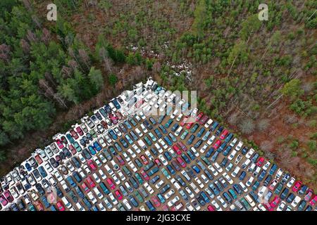 Vista aerea di rottami di auto su rottami di auto, Nykyrka, Svezia. Foto Stock