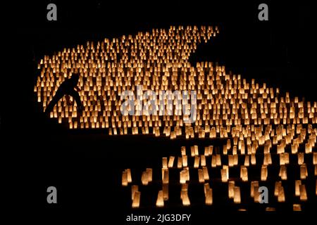 Tokyo, Giappone. 7th luglio 2022. Centinaia di lanterne di carta lavi a forma di Via Lattea illuminano la scala del Tempio Zojoji per il Festival delle Stelle Tanabata. La celebrazione annuale commemora la leggenda di due amanti separati dalla Via Lattea che si incontrano solo una volta all'anno il settimo giorno del settimo mese. (Credit Image: © Rodrigo Reyes Marin/ZUMA Press Wire) Foto Stock