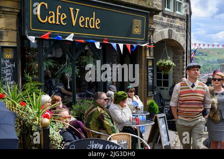 Haworth 1940 re-enactment evento di storia vivente (re-enactors nostalgic day-out, tavoli & Bunting, Cafe Verde) - Main Street, Yorkshire, Inghilterra, Regno Unito. Foto Stock