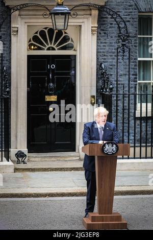 Londra, Regno Unito. 07th luglio 2022. Il primo ministro britannico Boris Johnson si dimette con un discorso al di fuori di 10 Downing Street a Westminster, Londra, Regno Unito credito: Imagplotter/Alamy Live News Foto Stock