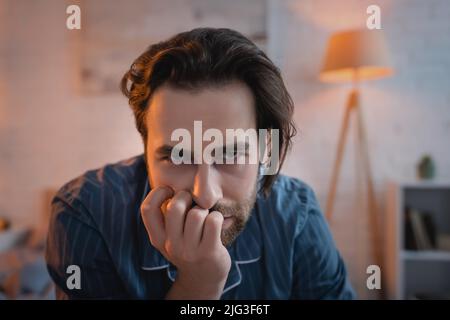 Uomo portatore in pajama che soffre di insonnia di notte Foto Stock