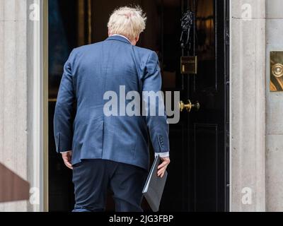 Londra, Regno Unito. 7th luglio 2022. Il primo ministro Boris Johnson, si dimette fuori dal n. 10 Downing Street. Credit: Guy Bell/Alamy Live News Foto Stock