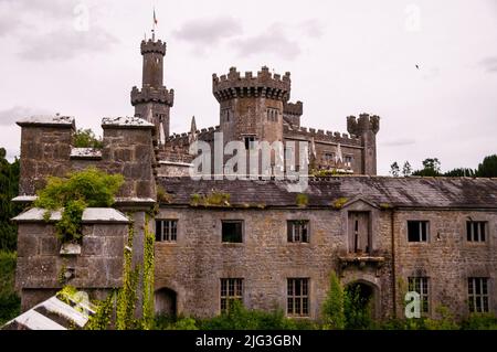Torrette e torri del revival gotico rovine del castello di Charleville a Tullamore, Irlanda. Foto Stock
