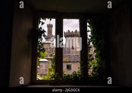 Rovine del castello gotico di Revival Charleville a Tullamore, Irlanda. Foto Stock