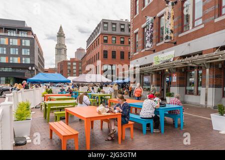 Boston, ma, US-Giugno 11, 2022: Persone che mangiano a posti a sedere all'aperto vicino a Haymarket - l'iconico mercato dei prodotti nell'area del centro. Foto Stock