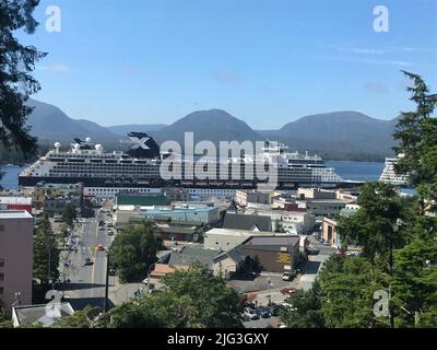 La nave da crociera Celebrity Millennium aspetta nel porto di Ketchikan, Alaska. Foto Stock