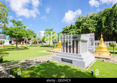 Città di Pattaya, Provincia di Chonburi, Thailandia - 3 giugno 2017: Replica del presidente ho Chi Minh Mausoleo nel Mini Siam parco. Punto di riferimento della città di Hanoi, Vietna Foto Stock