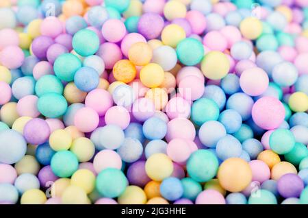 Perline di schiuma di vari colori sfondo astratto dai colori vivaci. Foto Stock