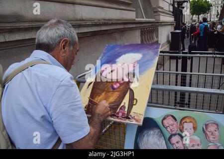 Londra, Regno Unito. 7th luglio 2022. L'artista politico Kaya Mar dipinge quello che probabilmente sarà il suo ultimo dipinto di Boris Johnson fuori Downing Street, mentre Johnson annuncia le sue dimissioni. Credit: Vuk Valcic/Alamy Live News Foto Stock
