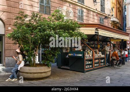 Una bancarella di libri di seconda mano in Piazza banchi nel centro storico di Genova, Liguria, Italia Foto Stock