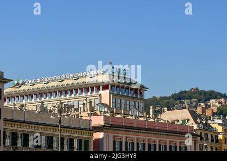 Paesaggio urbano con la cima della Cassa di risparmio di Genova e Imperia, edificio bancario carige nel centro di Genova, Liguria, Italia Foto Stock