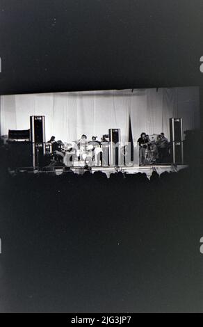 LE PORTE con Jim Morrison alla New Roundhouse, Chalk Farm, Londra il 7 settembre 1968. Jefferson Airplane erano anche sul b malato quella notte. Foto Stock