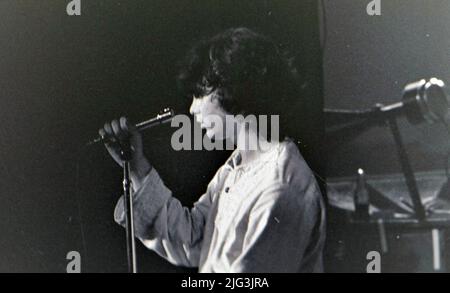 LE PORTE con Jim Morrison alla New Roundhouse, Chalk Farm, Londra il 7 settembre 1968. Jefferson Airplane erano anche sul b malato quella notte. Foto Stock