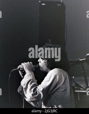 LE PORTE con Jim Morrison alla New Roundhouse, Chalk Farm, Londra il 7 settembre 1968. Jefferson Airplane erano anche sul b malato quella notte. Foto Stock