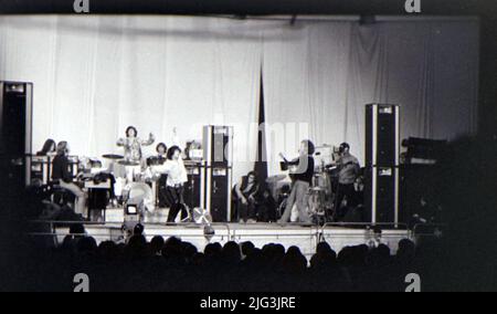 LE PORTE con Jim Morrison alla New Roundhouse, Chalk Farm, Londra il 7 settembre 1968. Jefferson Airplane erano anche sul b malato quella notte. Foto Stock