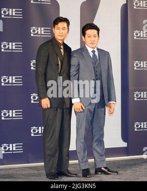 (L-R) Jung Woo-Sung e Heo Sung-Tae, 5 luglio 2022 : gli attori sudcoreani Jung Woo-Sung e Heo Sung-Tae propongono ad una conferenza stampa di produzione per il film 'Hunt' a Seoul, Corea del Sud. (Foto di Lee Jae-Won/AFLO) (COREA DEL SUD) Foto Stock