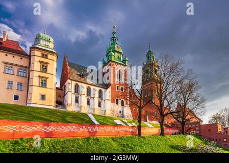 Cracovia, Polonia. Incredibile tramonto con Wawel Hill e la Cattedrale. Riva del fiume Vistula. Foto Stock