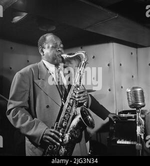Il sassofonista jazz Coleman Hawkins e Miles Davis si esibiscono presso il Three Deuces Jazz Club di New York City, New York, USA, William P. Gottlieb, Luglio 1947 Foto Stock