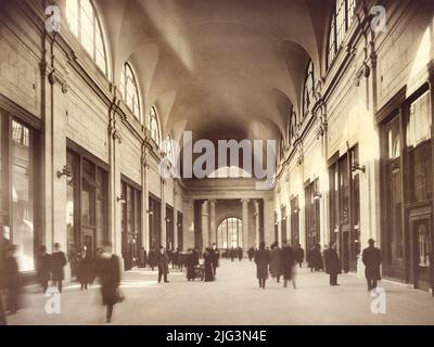 Passeggeri che camminano attraverso il corridoio, Pennsylvania Station, New York City, New York, USA, Artista non identificato, 1911 Foto Stock