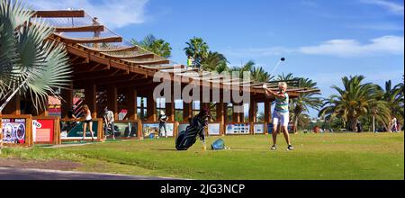 Donna che gioca a golf, campo da golf a Maspalomas, Grand Canary, Isole Canarie, Spagna, Europa Foto Stock