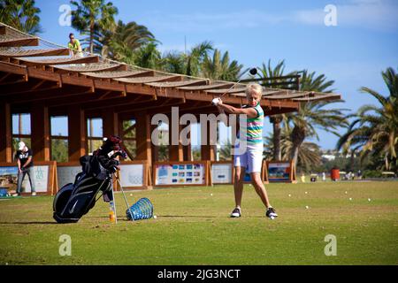 Donna che gioca a golf, campo da golf a Maspalomas, Grand Canary, Isole Canarie, Spagna, Europa Foto Stock