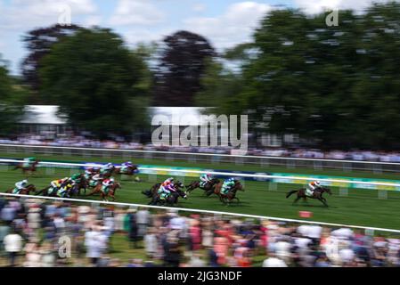 Levi letale guidato da Jimmy Quinn sulla strada per vincere la Bet Boost a bet365 handicap il giorno delle Signore del Moet e Chandon Festival di luglio a Newmarket racecourse, Suffolk. Data foto: Giovedì 7 luglio 2022. Foto Stock