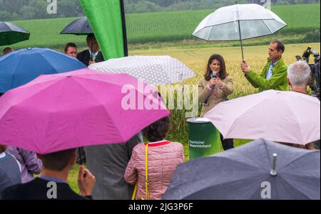 Lengdorf, Germania. 07th luglio 2022. Michaela Kaniber (CSU), Ministro dell'alimentazione, dell'agricoltura e della silvicoltura, parla ai giornalisti presenti al viaggio stampa annuale del raccolto organizzato dall'Associazione degli agricoltori bavaresi e dal Ministero dell'Agricoltura. Kaniber stava raccogliendo informazioni sulle prospettive del raccolto in Baviera. Credit: Peter Kneffel/dpa/Alamy Live News Foto Stock