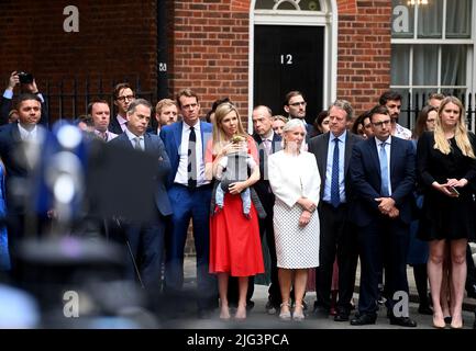 Londra, Gran Bretagna. 7th luglio 2022. Moglie del primo ministro britannico Boris Johnson, Carrie Johnson (C), ascolta come Boris Johnson fa una dichiarazione di fronte al 10 Downing Street a Londra, Gran Bretagna, 7 luglio 2022. Boris Johnson si dimise come primo ministro britannico e leader del partito conservatore in una dichiarazione al paese giovedì. Ha detto che continuerà a servire come primo ministro fino a quando non verrà scelto un nuovo leader Tory. Credit: Li Ying/Xinhua/Alamy Live News Foto Stock