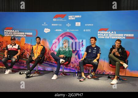 Spielberg, Austria. 07th luglio 2022. (Da L a R): Valtteri Bottas (fin) Alfa Romeo F1 Team; Daniel Ricciardo (AUS) McLaren; Lance Roll (CDN) Aston Martin F1 Team; Alexander Albon (THA) Williams Racing; e George Russell (GBR) Mercedes AMG F1, nella FIA Press Conference. Gran Premio d'Austria, giovedì 7th luglio 2022. Spielberg, Austria. Credit: James Moy/Alamy Live News Credit: James Moy/Alamy Live News Foto Stock