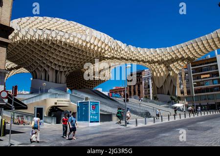 Siviglia, Spagna - 04 luglio 2022 il Metropol Parasol, popolarmente legato al nome di Las Setas, è la più grande struttura in legno del mondo, offrendo Foto Stock