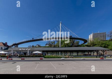 Sassnitz, Mecklenburg-Vorpommern Germania - 05 11 2019: Vista dal porto al ponte sospeso che collega il porto con la città. Foto Stock