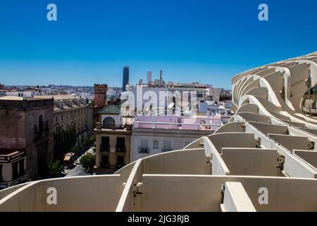 Siviglia, Spagna - 04 luglio 2022 il Metropol Parasol, popolarmente legato al nome di Las Setas, è la più grande struttura in legno del mondo, offrendo Foto Stock